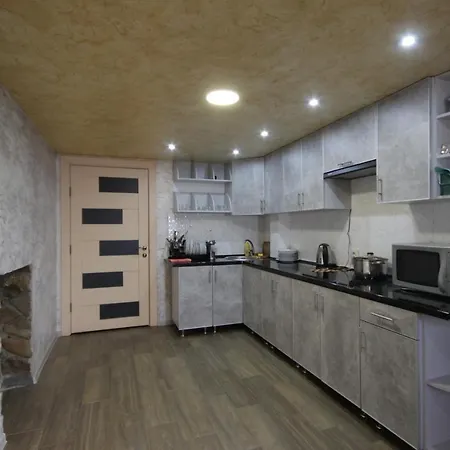 Alloggio in famiglia у мироняка коло лісу Mykulychyn