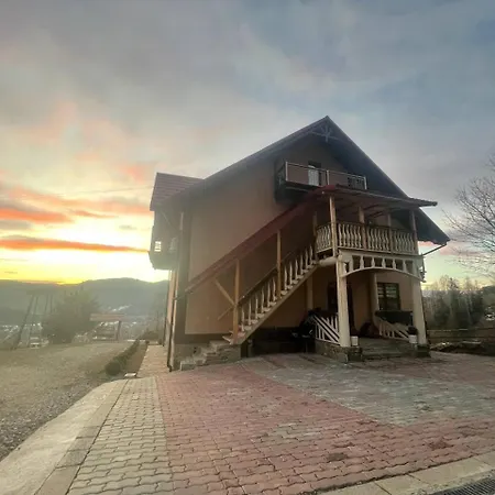 Alloggio in famiglia у мироняка коло лісу Mykulychyn